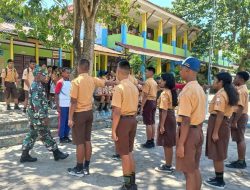Bentuk Mental Dan Disiplin, Babinsa Koramil 1801-01/Manokwari Berikan Pelatihan PBB Kepada Pelajar SMP Negeri 02