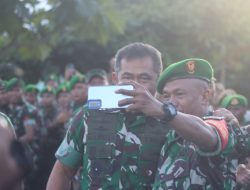 Senyum Dan Keramahan Bapak KASAD Dengan Pasukan Ban Lengan Merah Menyala (Babinsa) Dalam Kunker Di Kodam XVIIII/Kasuari