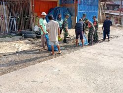 Jumat Bersih, Anggota Koramil 03 Baraka Melaksanakan Karya Bakti Pembersihan Pasar Citra Baraka