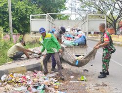 Bersama Petugas Kebersihan, Babinsa Koramil 1425-01/Binamu Atasi dan Bersihkan Tumpukan Sampah