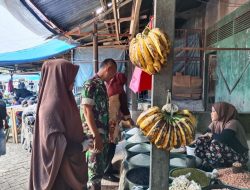 Personil Babinsa Maros Bersama Bhabinkamtibmas Kompak Memantau Aktivitas Jual Beli Sembako Di Pasar Rakyat Pakallu