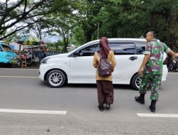 Rutinitas Babinsa Bantimurung Bantu Anak Sekolah Menyebrang Jalan Guna Mencegah Terjadinya Lakalalin