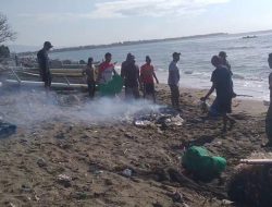 Babinsa Koramil 1425-05/Batang Gelar Karya Bakti Bersihkan Pantai Karsud