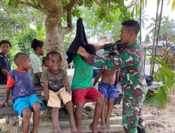 Pakai Baju Baru, Satgas Yonif 512/QY Berbagi Kebahagiaan dengan Membagikan Pakaian Gratis untuk Masyarakat