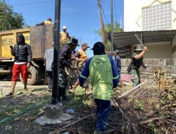 Cegah Terjadinya Banjir, Babinsa Maros Bersama Warga Bersihkan Sampah dari Saluran Drainase