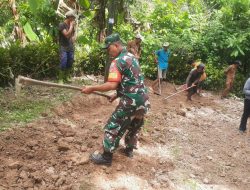 Babinsa Koramil-03/Sinjai Tengah Kodim 1424/Sinjai Bersama Warga Laksanakan Karya Bakti Pelebaran Jalan Tani