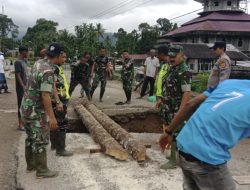 Atasi Dampak Banjir, Koramil 17/Geumpang Dan Warga Gotong royong Bangun Jembatan Darurat