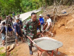 Semangat Gotong Royong Warga Bersama Babinsa Maros Kerja Bakti Buat Jalan Swadaya
