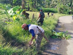 Anggota Koramil /02 Enrekang Karya Bakti Bersihkan Selokan