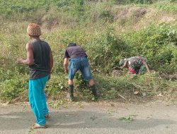 Wujud Kepedulian Babinsa Koramil 02/Bangkala Gelar Karya Bakti Pembersihan Lingkungan