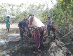 Babinsa Koramil-04/Sinjai Timur Kodim 1424/Sinjai Bersama Warga Laksanakan Karya Bakti Pengecoran Jalan Tani