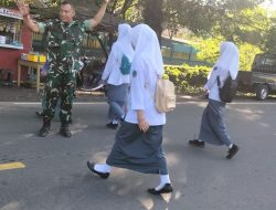 Rutinitas Babinsa Bantimurung Bantu Anak Sekolah Menyebrang Jalan Guna Mencegah Terjadinya Lakalalin