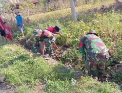 Babinsa Koramil 1425-03/Tamalatea Bersama Warga Gelar Karya Bakti Pembersihan Saluran Air
