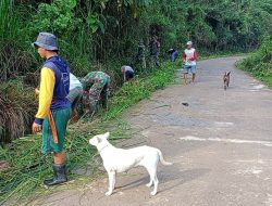 Anggota Koramil 1419-03/Baraka Bersama Warga Bersihkan Selokan