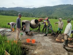 Babinsa Koramil Tangse Bersama Warga Gotong Royong Bangun Jalan Rabat Beton