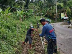 Anggota Koramil 1419-03/Baraka Bersama Warga Bersihkan Selokan