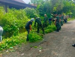 Anggota Koramil 01 Maiwa Melaksanakan Karya Bakti Pembersihan Selokan
