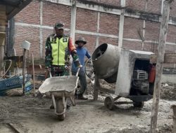 Babinsa Koramil Tangse Berperan Aktif Bantu Pengecoran Tiang Rumah Warga di Pidie