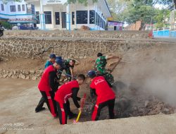 Babinsa Maros Ajak Siswa SMPN 5 Mandai Kerja Bakti Bersama Bersihkan Lingkungan Sekolah