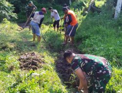 Jumat Bersih, Semangat Gotong Royong, Koramil 02 Enrekang Gelar Karya Bhakti Bersihkan Selokan