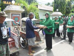 Jumat Berkah, Bentuk Kepedulian Persit KCK Koorcab Rem 141 PD XIV/Hsn Kepada Masyarakat