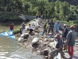 Gotong Royong Babinsa dan Warga Blang Jeurat Perbaiki Irigasi Demi Ketahanan Pangan