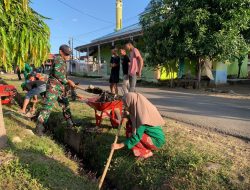 Peduli Terhadap Lingkungan Babinsa Koramil 1425-04/Kelara Bersama Warga Dan Mahasiswa Gelar Karya Bakti Pembersihan Saluran Air