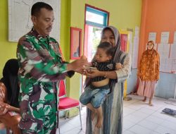 Dukung Program Penanganan Stunting, Babinsa Koramil 1425-03/Tamalatea Laksanakan Pendampingan Pemberian Makanan Sehat Anak Balita