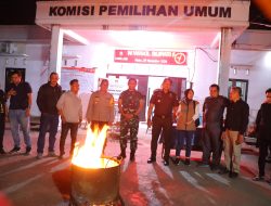 Dandim 1404/Pinrang Awasi Langsung Pemusnahan Surat Suara Rusak Di KPU Kab. Pinrang