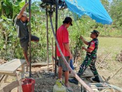 Babinsa Koramil-05/Sinjai Selatan Kodim 1424/Sinjai Dampingi Pembuatan Sumur Bor Di Desa Talle