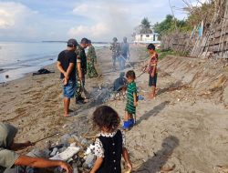 Jaga Kebersihan Pantai Babinsa Koramil 1425-05/Batang Gelar Karya Bakti Bersihkan Pantai Sicini