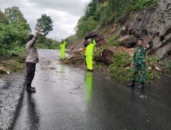 Tanah Longsor Halangi Jalan Poros, Babinsa Maros Bantu Atur Lalin Bersama Polres Maros