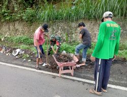 Cegah Banjir, Babinsa Koramil-05/Sinjai Selatan Kodim 1424/Sinjai Bersama Masyarakat Bersihkan Selokan