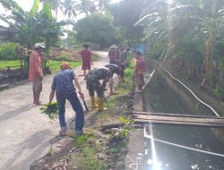 Antisipasi Banjir, Babinsa Maros Ajak Warga Bersihkan Saluran Drainase