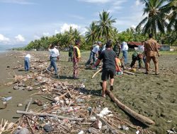 Peduli Lingkungan, Koramil-07 Kodim 1404/Pinrang Laksanakan Pembersihan Pesisir Pantai Salopi