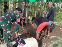 Cegah Banjir dan DBD, Babinsa Koramil-05 Kodim 1404/Pinrang Bersihkan Saluran Air