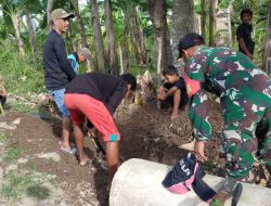 Cegah Banjir dan DBD, Babinsa Koramil-05 Kodim 1404/Pinrang Bersihkan Saluran Air