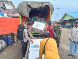Babinsa Beserta Bhabinkamtibmas Tanjung Harapan Kawal Kotak Suara Lewat Jalur Air