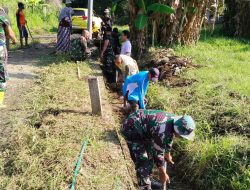 Anggota Koramil /02 Enrekang Karya Bakti Bersihkan Selokan