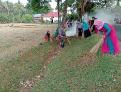 Bersama Ibu Ibu PKK, Babinsa Koramil 07/Tanete Riattang Laksanakan Pembersihan Lingkungan