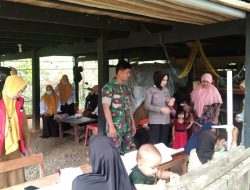 Babinsa Koramil 09/Lapri Dampingi Pelaksanaan Posyandu Di Desa Binaan