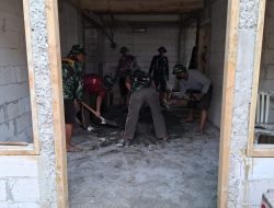 Babinsa Tanete Riattang Bersama Warga Terus Membangun Rumah RTLH Program TNI Bersama Baznas