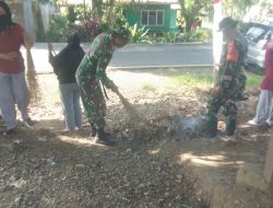 Ciptakan Lingkungan Bersih, Babinsa Koramil 17/Salomekko Kodim 1407/Bone Bersama Warga Melaksanakan Kerja Bakti