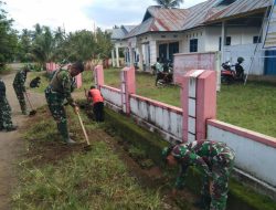 Babinsa Koramil 18/Kajuara Kodim 1407/Bone Bersama Masyarakat Karya Bakti Bersihkan Jalan Dan Selokan