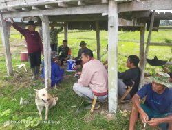 Babinsa Koramil 09/Lapri Kodim 1407/Bone Jalin Silaturahmi Bersama Warga Binaan Melalui Komsos