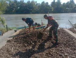 Babinsa Pusunge Koramil 03/Cenrana Bersama Warga Gotong Royong Memperlancar Jalan Usaha Tani