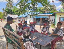 Babinsa Koramil 1407-10/Ponre Komsos Dengan Siswa SD, Beri Arahan Menjadi Anak Disiplin
