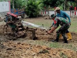 Babinsa Koramil 1407-19/Kahu Bantu Warga Buka Lahan Berkebun