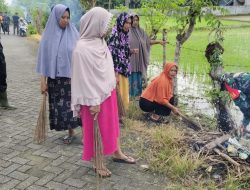 Babinsa Koramil 06/Awangpone Kodim 1407/Bone Bersama Warga Laksanakan Karya Bakti Bersihkan Jalan Di Desa Binaan