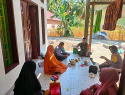 Babinsa Koramil 04/Tellusiatinge Kodim 1407/Bone Komsos Dengan Warga Dan Pantau Wilayah Binaan